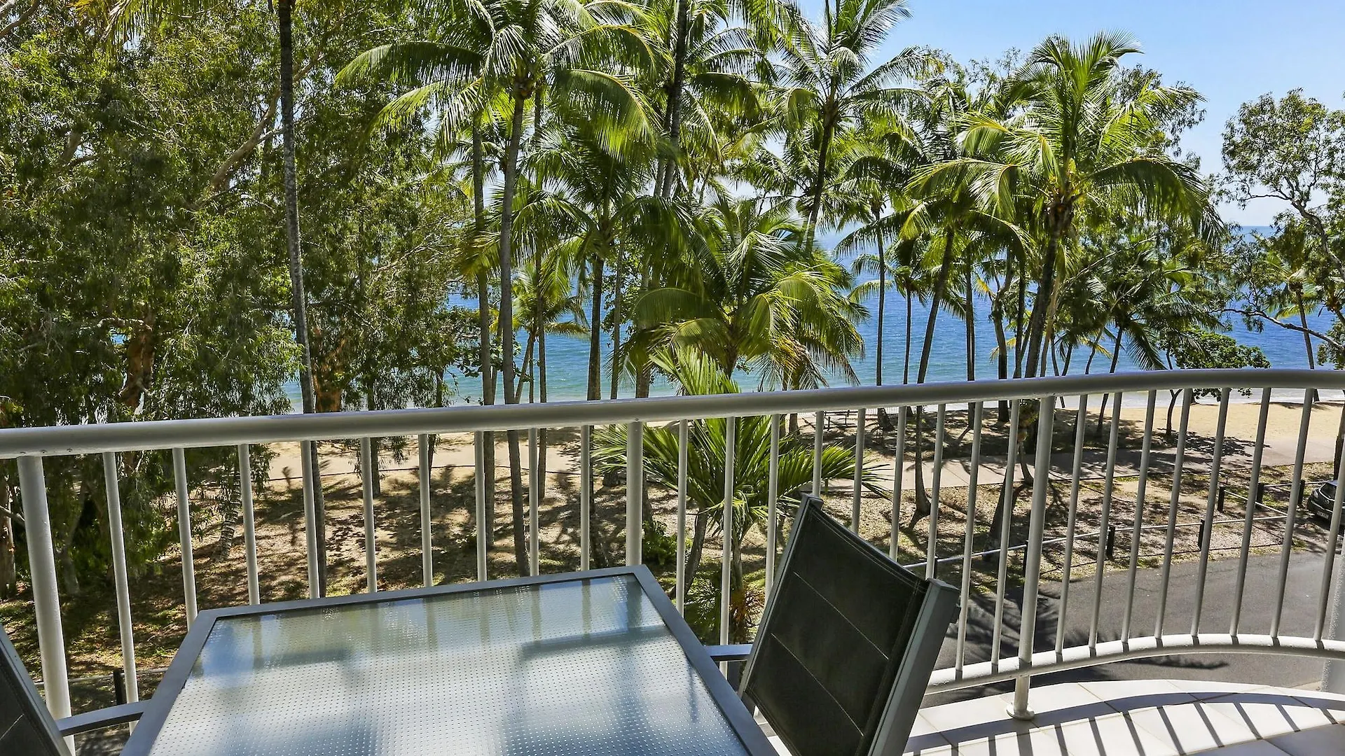 Апарт-отель Agincourt Beachfront Apartments Клифтон-Бич