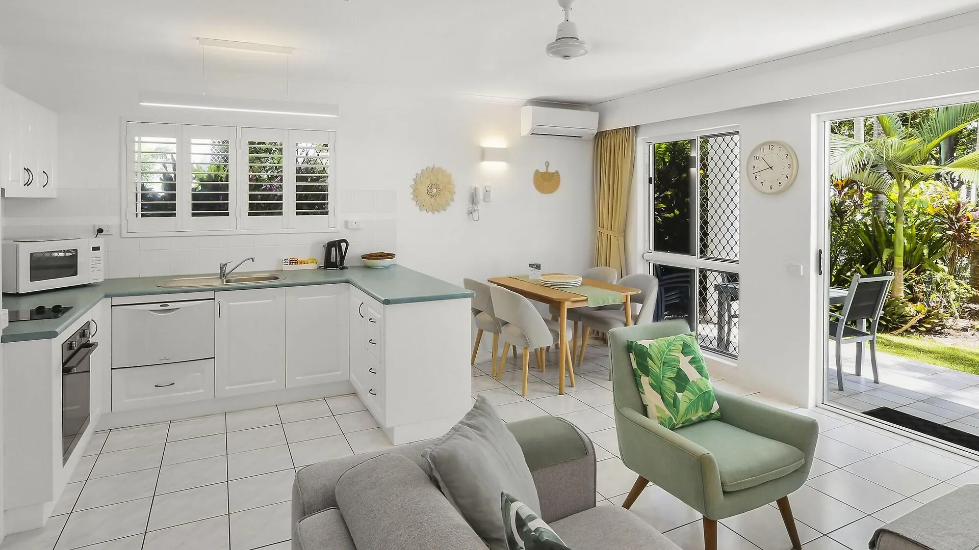 Agincourt Beachfront Apartments Клифтон-Бич 4*,  Австралия