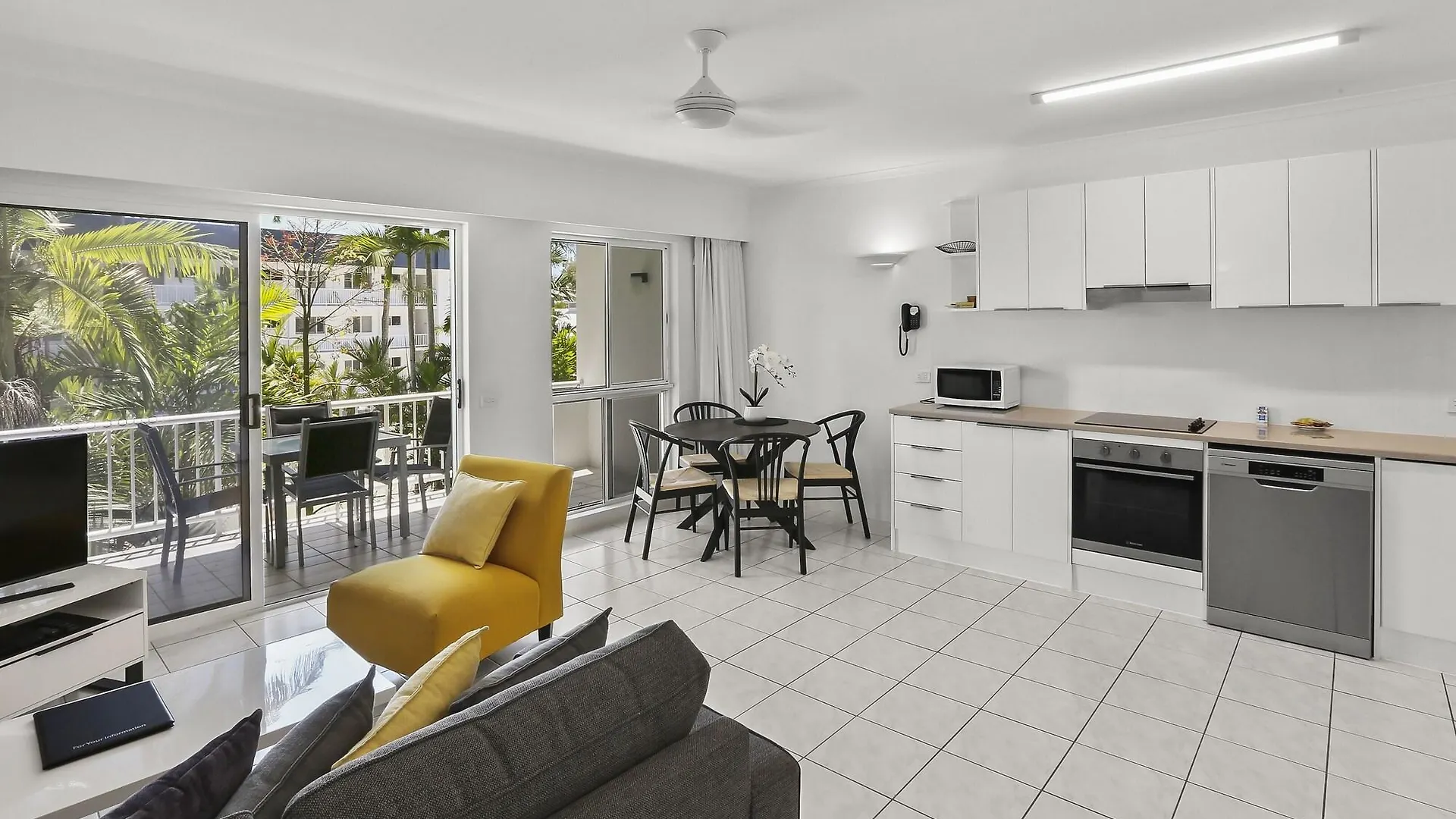 Agincourt Beachfront Apartments Клифтон-Бич 4*,  Австралия