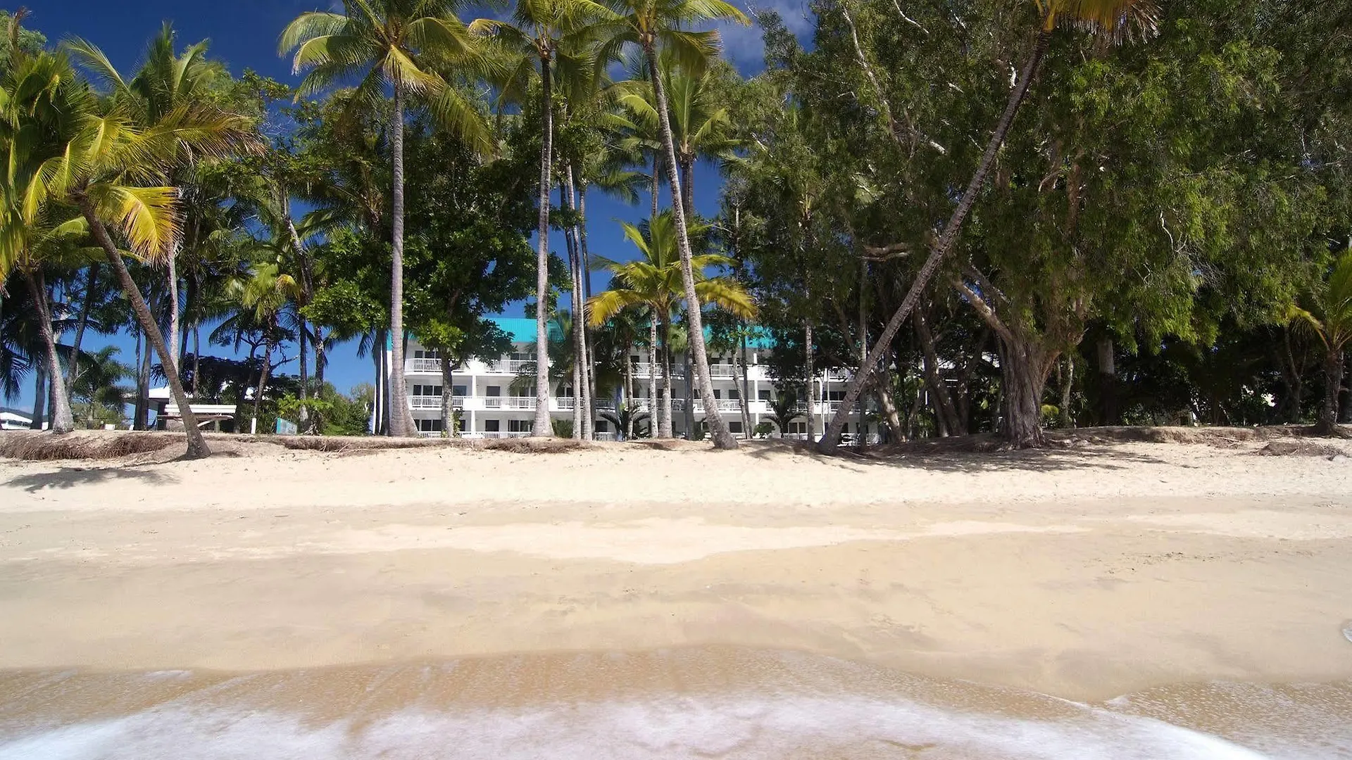 Апарт-отель Agincourt Beachfront Apartments Клифтон-Бич