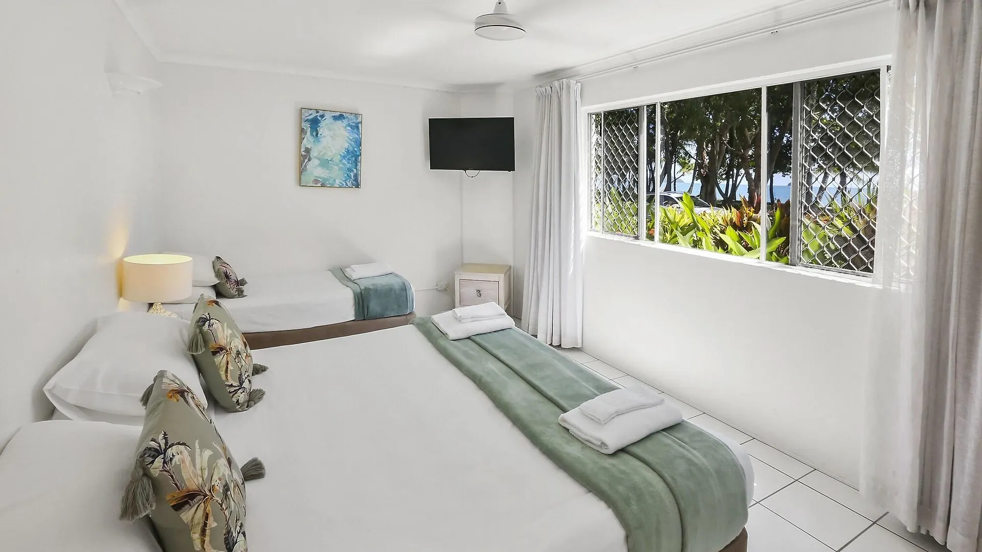 Agincourt Beachfront Apartments Clifton Beach 4*,